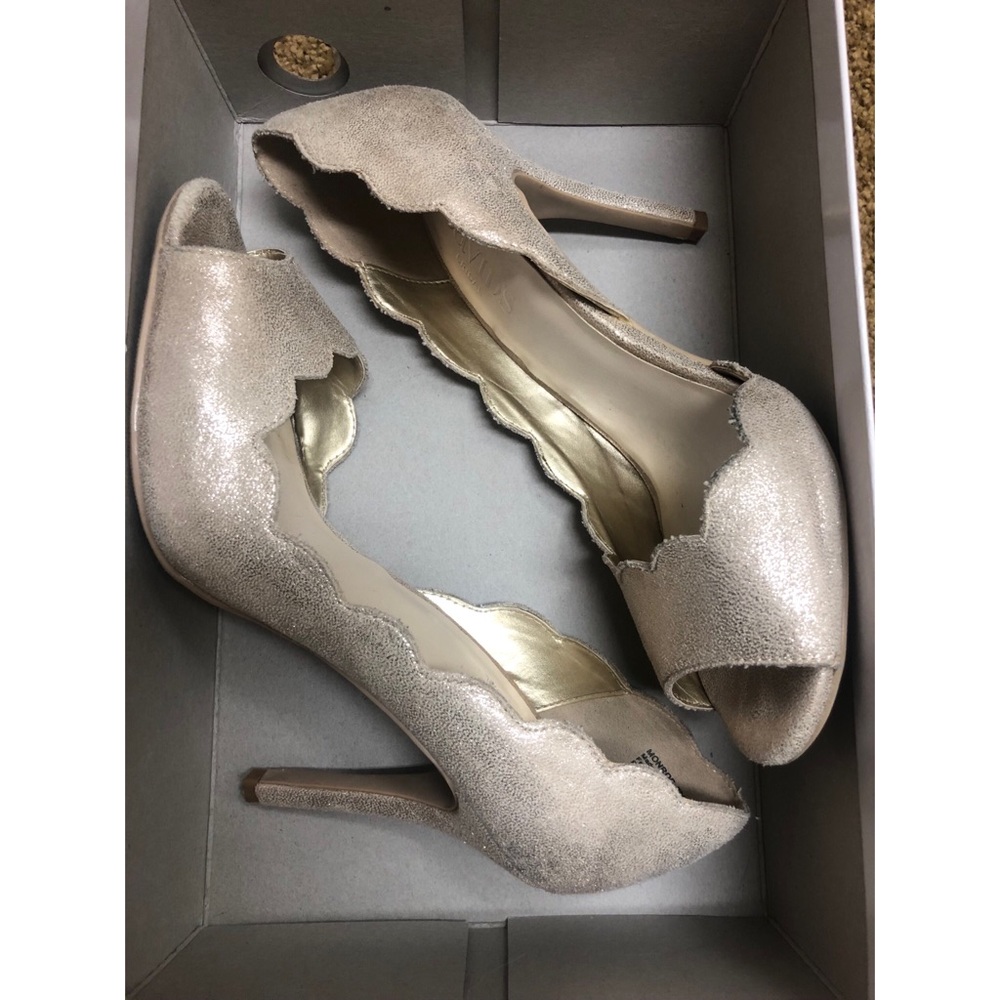 Davids Bridal Gold/Champagne scallop High heels - Picture 5 of 8